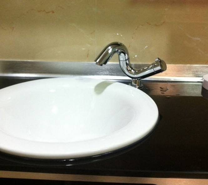 Turn the faucet for hot and cold water under counter basin